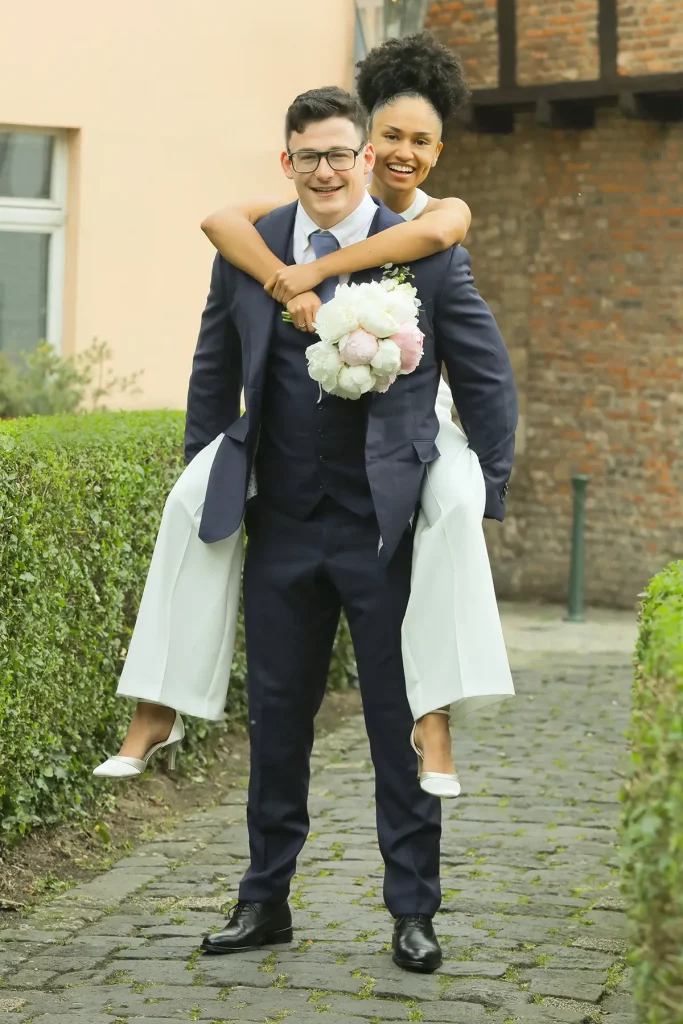 braeutigam-traegt-braut-huckepack braeutigam-traegt-braut-huckepack