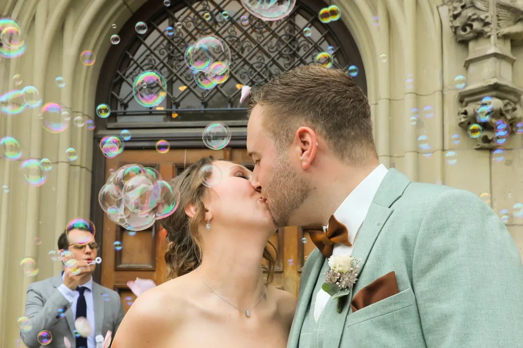 brautkuss-vor-standesamt-duesseldorf brautkuss vor standesamt duesseldorf