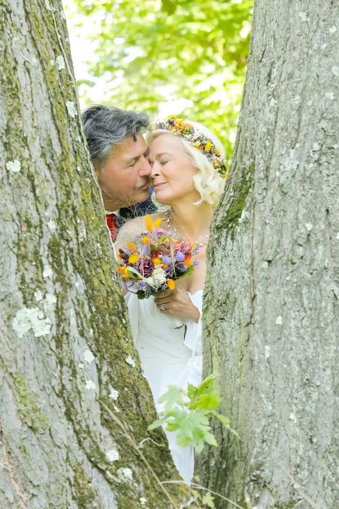 brautpaar-hinter-baum brautpaar hinter baum