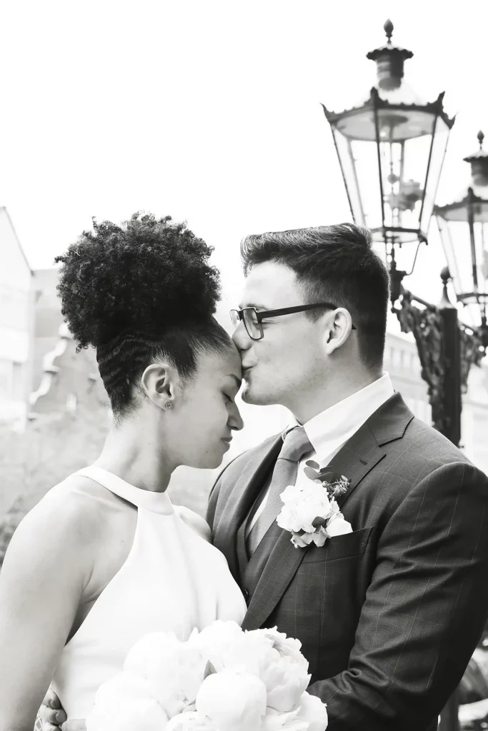 brautpaar-kuesst-auf-stirn brautpaar-kuesst-auf-stirn