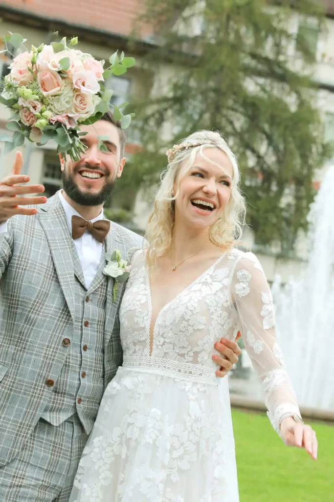 brautpaar-mit-brautstrauss brautpaar mit brautstrauss