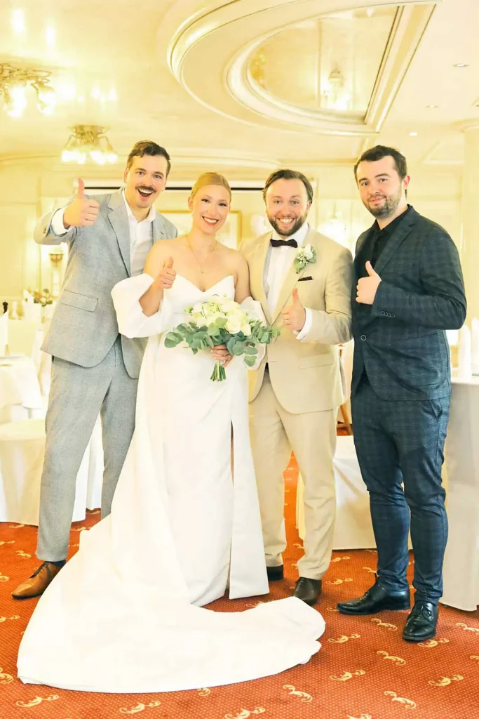 brautpaar-mit-trauzeugen brautpaar mit trauzeugen