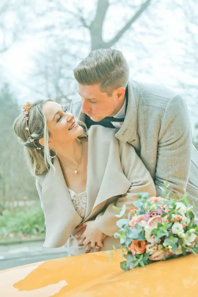 hochzeitspaar-am-auto-1 hochzeitspaar am auto 1