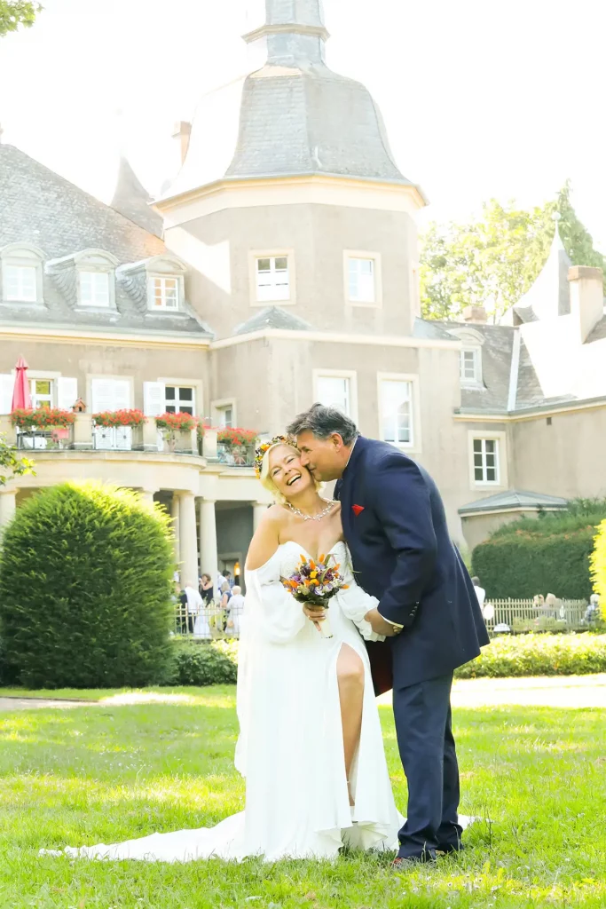 hochzeitspaar-vor-schloss-garath hochzeitspaar vor schloss garath